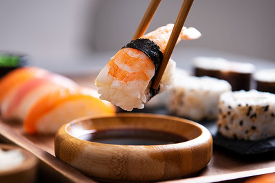 Верные признаки того, что многие едят суши неправильно